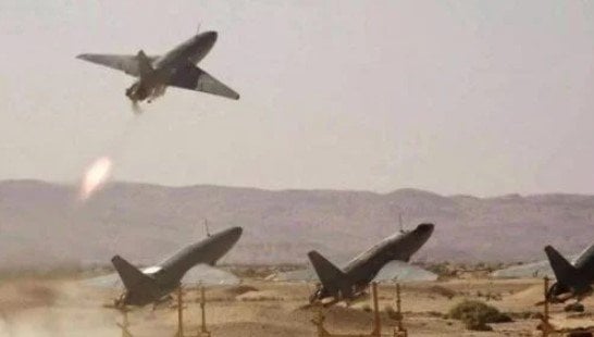 هجمات مكثفة بالمسيرات الانتحارية.. الجيش الإيراني يستهدف مواقع أمريكية في قاعدتين بالإمارات