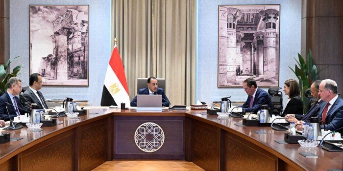 رئيس الوزراء يبحث مع شركة «سيسكو» تعزيز التعاون في مجالات الاتصالات والذكاء الاصطناعي