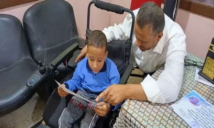 «حاتم» يصنع الفارق.. تكريم تلميذ من ذوي الهمم بعد فوزه في سباق الجري بمدرسة اللطاسنة بقنا