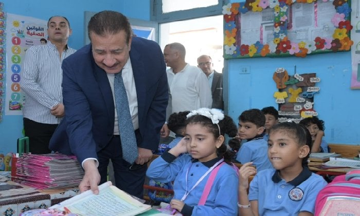 محافظ بورسعيد يتفقد عدداً من المدارس لمتابعة انتظام العملية التعليمية