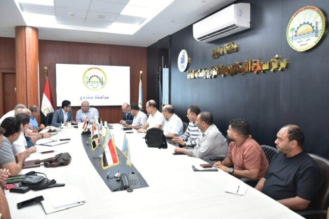 محافظ مطروح يستعرض مع رؤساء المدن ملف التقنين ومستوى الخدمات المقدمة للمواطنين