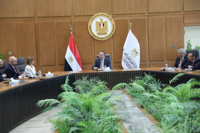 وزير التعليم العالي يبحث مع «فيليبس» سبل تعزيز التعاون المشترك