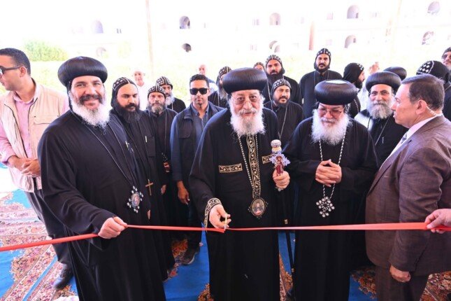 ​البابا تواضروس ومحافظ المنيا يضعان حجر أساس كنيسة السيدة العذراء والملاك ميخائيل بدير البهنسا
