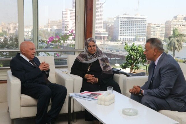 نقيب المعلمين يكرّم مديري مدرستين بالقليوبية ويهديهما رحلتي عمرة تقديرًا لجهودهما
