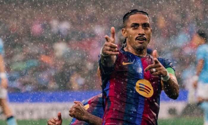 رافينيا يضغط على برشلونة.. طلب مالي كبير وعروض خارجية تهدد استمرار اللاعب