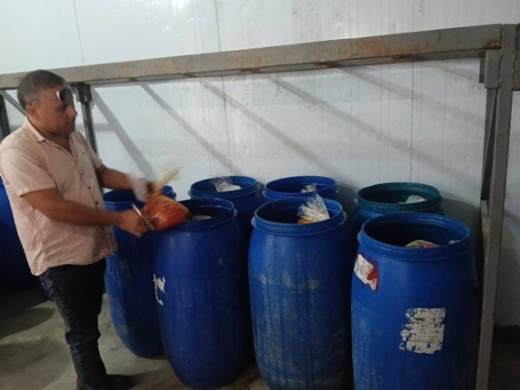 «تموين مطروح» يضبط 840 كيلو مخللات مجهولة المصدر خلال حملات مكثفة على الأسواق والمخابز