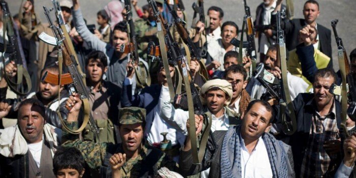 يقتربون من باب المندب.. أنباء عن سقوط المخا بيد الحوثيين ونزوح مئات الأسر نحو عدن