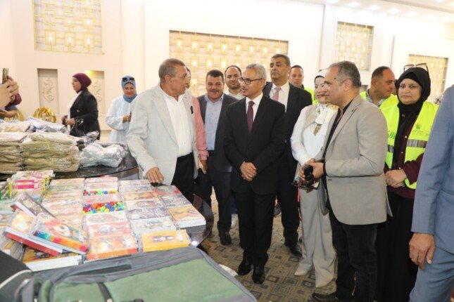 محافظ بني سويف يتفقد معرض لتوفير الزي والمستلزمات الدراسية للأسر الأولى بالرعاية