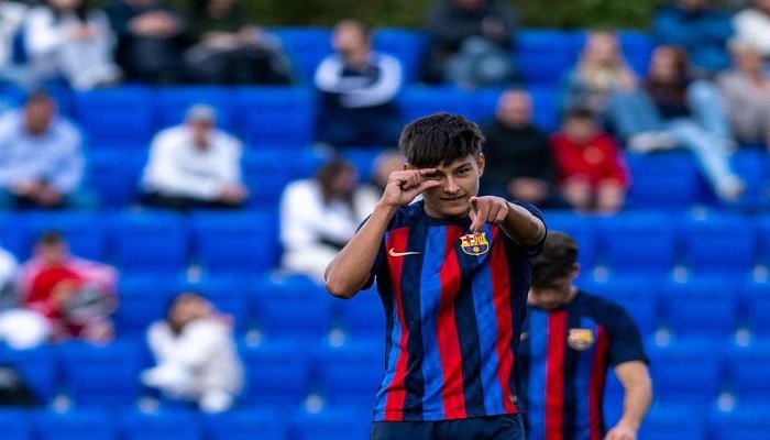 برشلونة يصعد بريان فارنياس للفريق الأول.. وفليك يوقف انتقاله إلى جيرونا