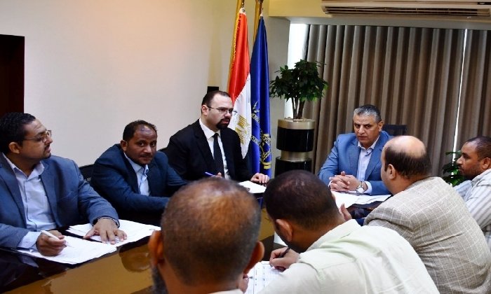 نائب محافظ أسوان يستعرض جهود تطوير منظومة التخلص الآمن من النفايات الطبية الخطرة
