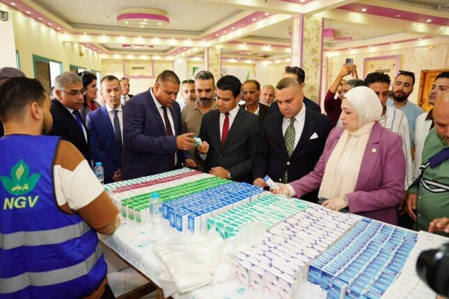 الكشف والعلاج مجانًا.. نائب محافظ مطروح يتفقد قافلة «مصر في عيوننا» لأمراض العيون