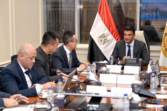 استثمارات بـ 135 مليون دولار.. وزير الصناعة يبحث مع «هاير مصر» خطط التوسع وزيادة المكون المحلي