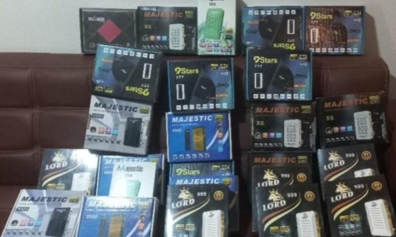 ضبط مدير محل لبيعه أجهزة فك شفرات القنوات الفضائية بالتجمع