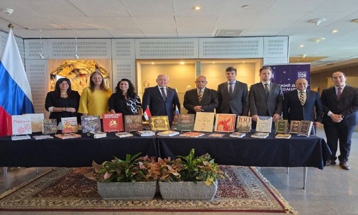 المركز الثقافي الروسي يهدي 150 كتابًا لمكتبة الإسكندرية لتعزيز التعاون الثقافي بين الجانبين