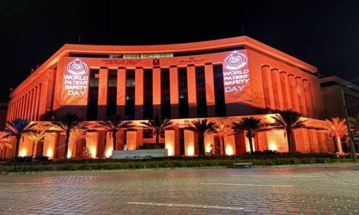 إضاءة مبنى وزارة الصحة بالبرتقالي احتفالًا باليوم العالمي لسلامة المرضى