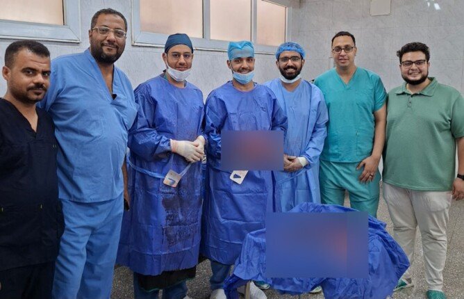 نجاح استثنائي بجامعة أسيوط: استئصال ورم خبيث نادر بوزن 10 كجم خلف الغشاء البريتوني لمسن