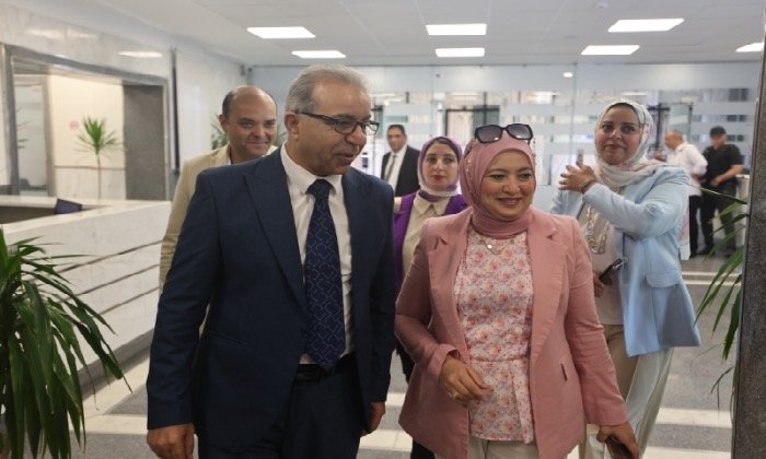 نائب محافظ الإسكندرية تتفقد غرفة العمليات المركزية بشركة الصرف الصحي لمتابعة الاستعدادات للطوارئ