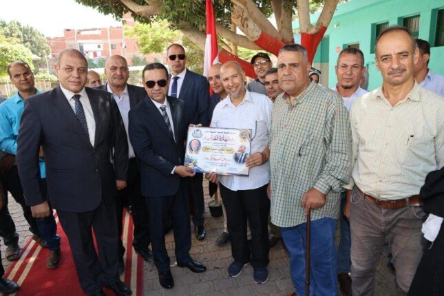 محافظ المنوفية يتفقد مدرسة قويسنا الرسمية للغات ويقرر صرف 50 ألف جنيه تقديرا لتميز الأداء