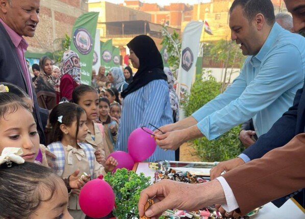 بالورد والهدايا والألعاب.. مدارس القليوبية تستقبل الطلاب في أول أيام الدراسة وسط أجواء من البهجة