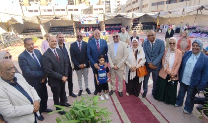محافظ الإسكندرية يُسلم مستلزمات مدرسية لـ9500 أسرة من الأسر الأولى بالرعاية