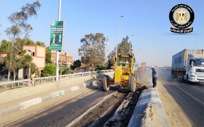 «الوزراء»: الانتهاء من إزالة الأسفلت المتضرر بطريق الخدمة بإيتاي البارود وبدء أعمال الرصف