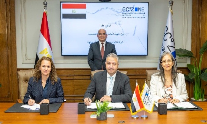 رئيس اقتصادية القناة يشهد توقيع عقد مشروع إنشاء ساحة للشاحنات بميناء السخنة