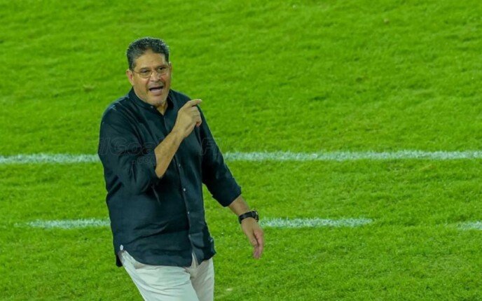 رئيس البنك الأهلي يكشف تطورات الحالة الصحية لـ أيمن الرمادي وموعد عودته