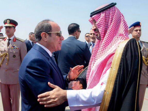 الرئيس السيسي وولي العهد السعودي يتفقان على تعزيز التعاون الاقتصادي وزيادة الاستثمارات