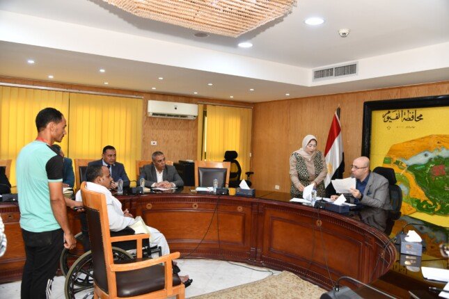 خلال لقاء المواطنين.. محافظ الفيوم يوجه بتوفير جلسات للتأهيل السلوكي لطفلة تعاني من إعاقة ذهنية