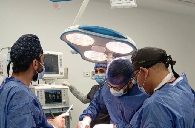 تدخل جراحي دقيق لتفريغ تجمع للسوائل بين الرئة وجدار الصدر لمريض في القليوبية