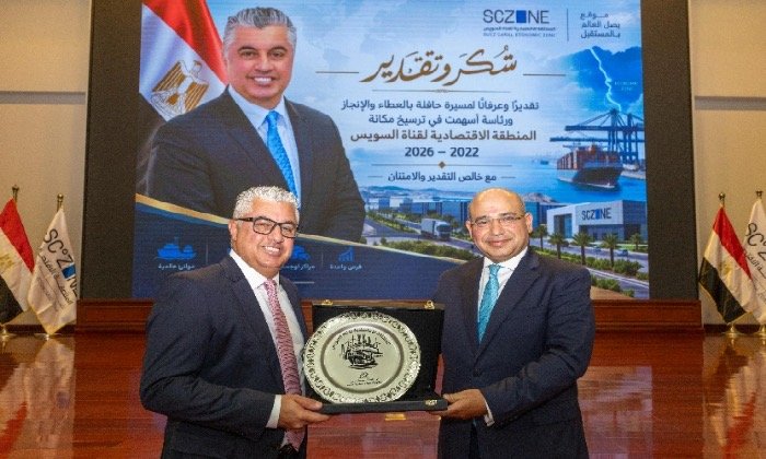 « اقتصادية قناة السويس» تستعرض إنجازات السنوات الأخيرة وتكرم الرئيس السابق للهيئة