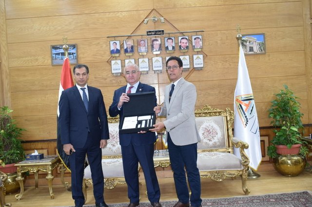 رئيس جامعة بنها يستعرض مع سفير أذربيجان سبل التعاون المشترك