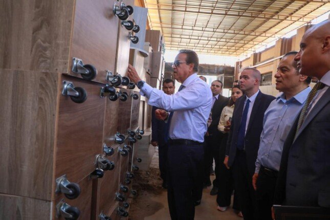 وزير الصحة يطمئن على المخزون الاستراتيجي من المستلزمات الطبية