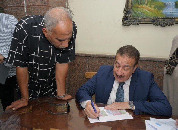 محافظ بورسعيد يتفقد مشروعات الطرق والمناطق السكنية ويُحيل موظفين للتحقيق ويستبعد عناصر بالإشغالات
