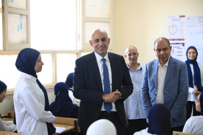 وزير التعليم ومحافظ المنيا يتفقدان مدارس سمالوط وأبو قرقاص.. توجيهات بخفض الكثافات ودعم الطلاب