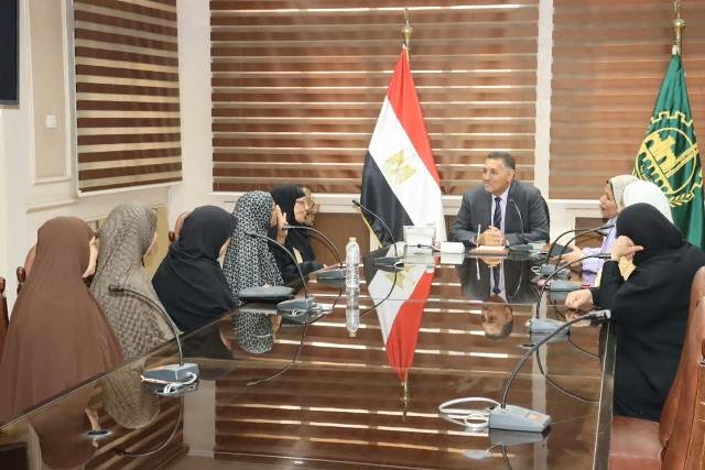 محافظ القليوبية يسلّم جوازات السفر لـ5 سيدات من الأولى بالرعاية للمشاركة في رحلة عمرة