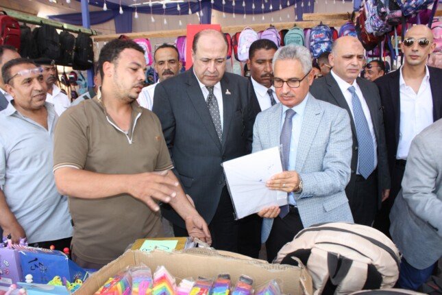 محافظ بني سويف يتفقد معرض «أهلاً مدارس» ويوجه بالتوسع في المعارض الدائمة للسلع