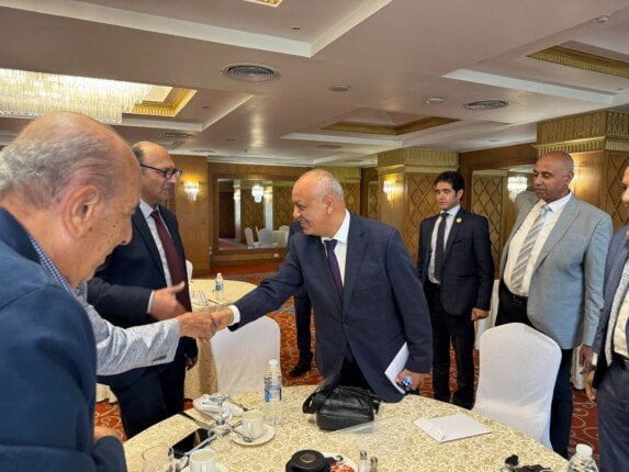 مصطفى بكري يناقش تحسين أجور أعضاء هيئة التدريس في ملتقى عين شمس
