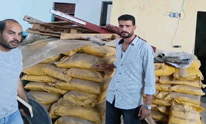 ضبط 2 طن أعلاف و1.5 طن خامات منظفات مجهولة المصدر في حملة تموينية بالشرقية