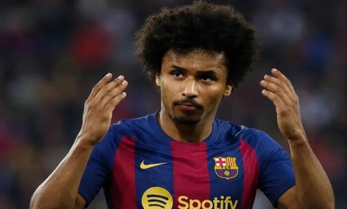 أديمي يعود إلى برشلونة مبكرًا بعد انتهاء مهمته مع منتخب ألمانيا