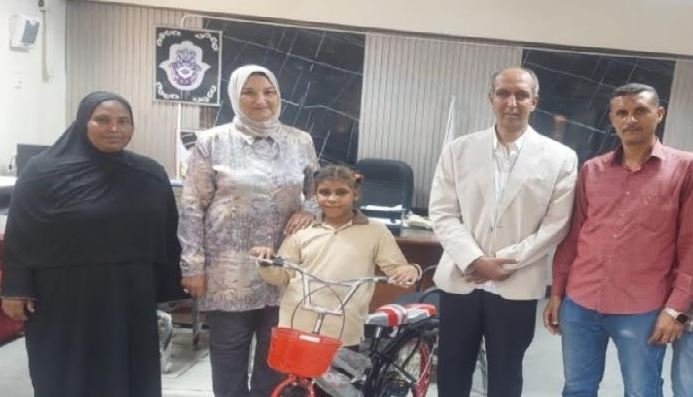 «جميلة» بنت قنا.. أعادت 35 ألف جنيه لصاحبها فكرّمها مدير تعليم نجع حمادي بدراجة هوائية