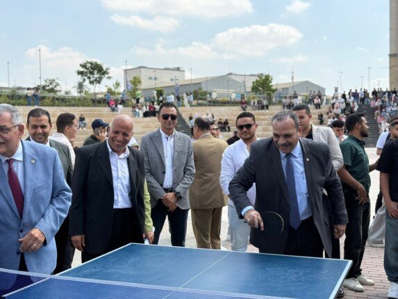 رئيس جامعة بنها الأهلية يشارك الطلاب انطلاقة العام الجامعي الجديد ويكرم أبطال «الألعاب الإفريقية»