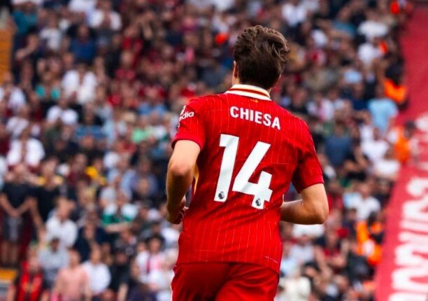 كاراجر يثير الشكوك حول مستقبل كييزا وإندو مع ليفربول بعد استبعادهما من قائمة دوري الأبطال