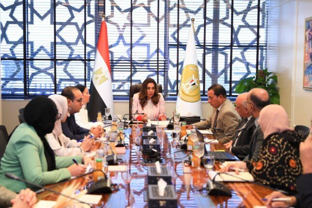 التنمية المحلية والبيئة تبحث توظيف «EM» في معالجة الصرف وإدارة المخلفات