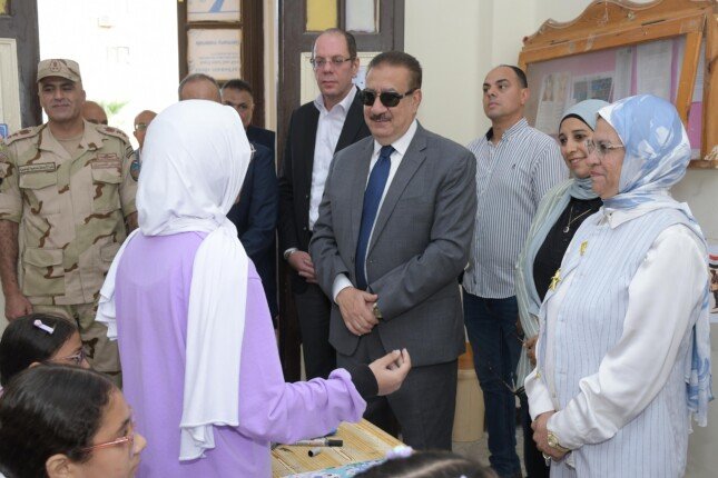 في أول أيام العام الدراسي.. محافظ بورسعيد يتفقد انتظام العملية التعليمية بعددٍ من المدارس