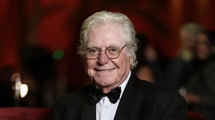جائزة جديدة للسينما المصرية.. حسين فهمي يتسلم تكريم «القصص» في الصين