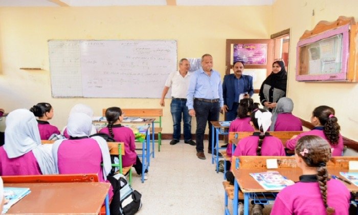 مدير تعليم بورسعيد يواصل جولاته الميدانية بالمدارس لمتابعة انتظام الدراسة