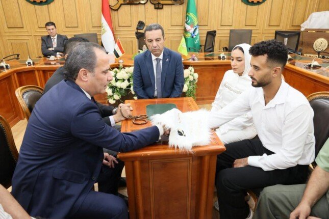 محافظ المنوفية يشهد عقد قران عروسين يتيمين من أبناء مؤسسات الهلال الأحمر