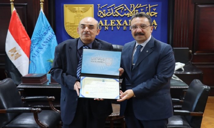 رئيس جامعة الإسكندرية يكرم أول كفيف مصري يحصل على الماجستير المهني في أمن المعلومات و الذكاء الاصطناعي