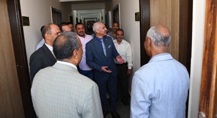 رئيس جامعة أسيوط يتفقد إجراءات تسكين الطلاب بالمدن الجامعية
